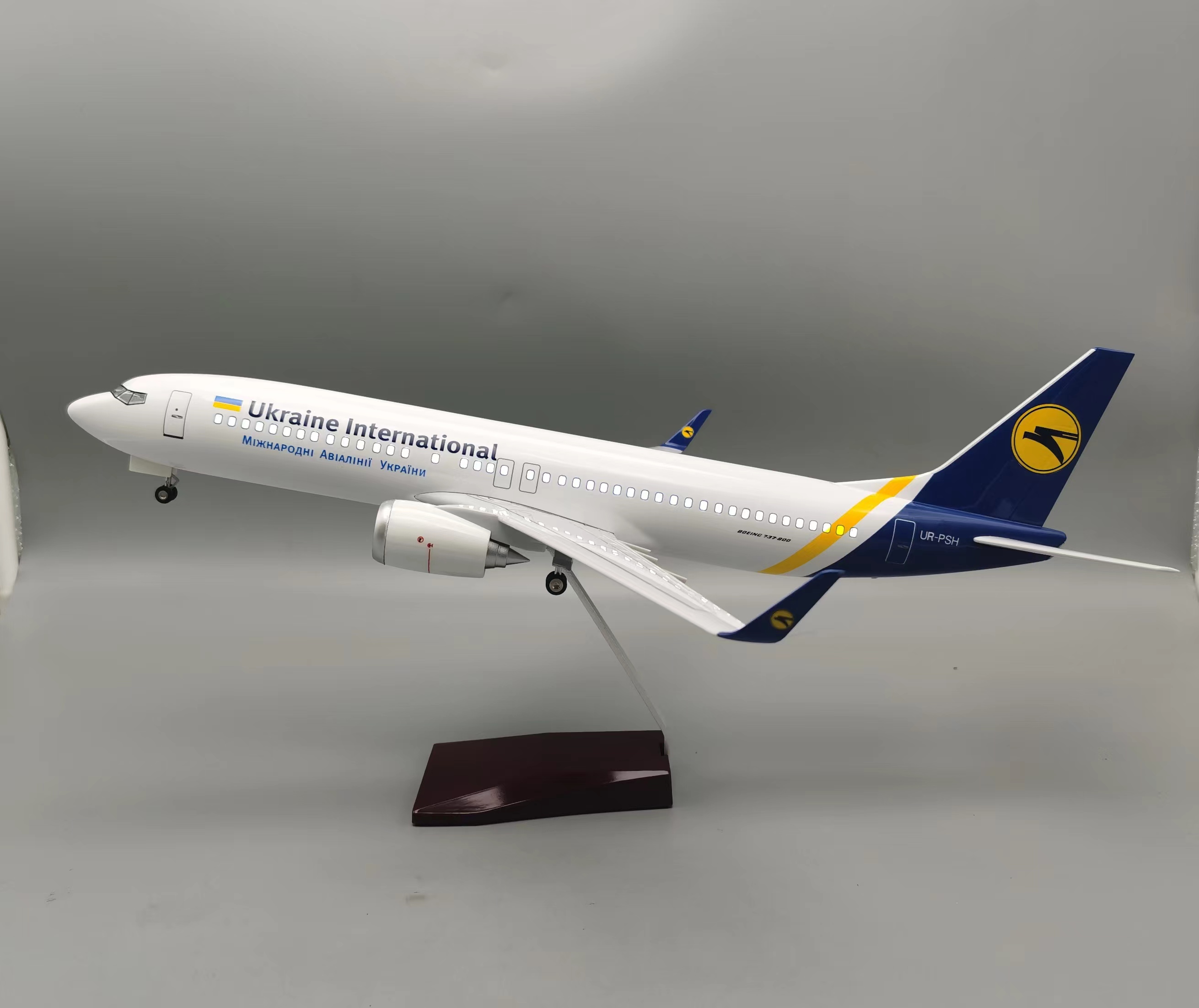 Model Kit Ukraine - 47cm Ukraine B737-800 Die-cast Resin Airplane