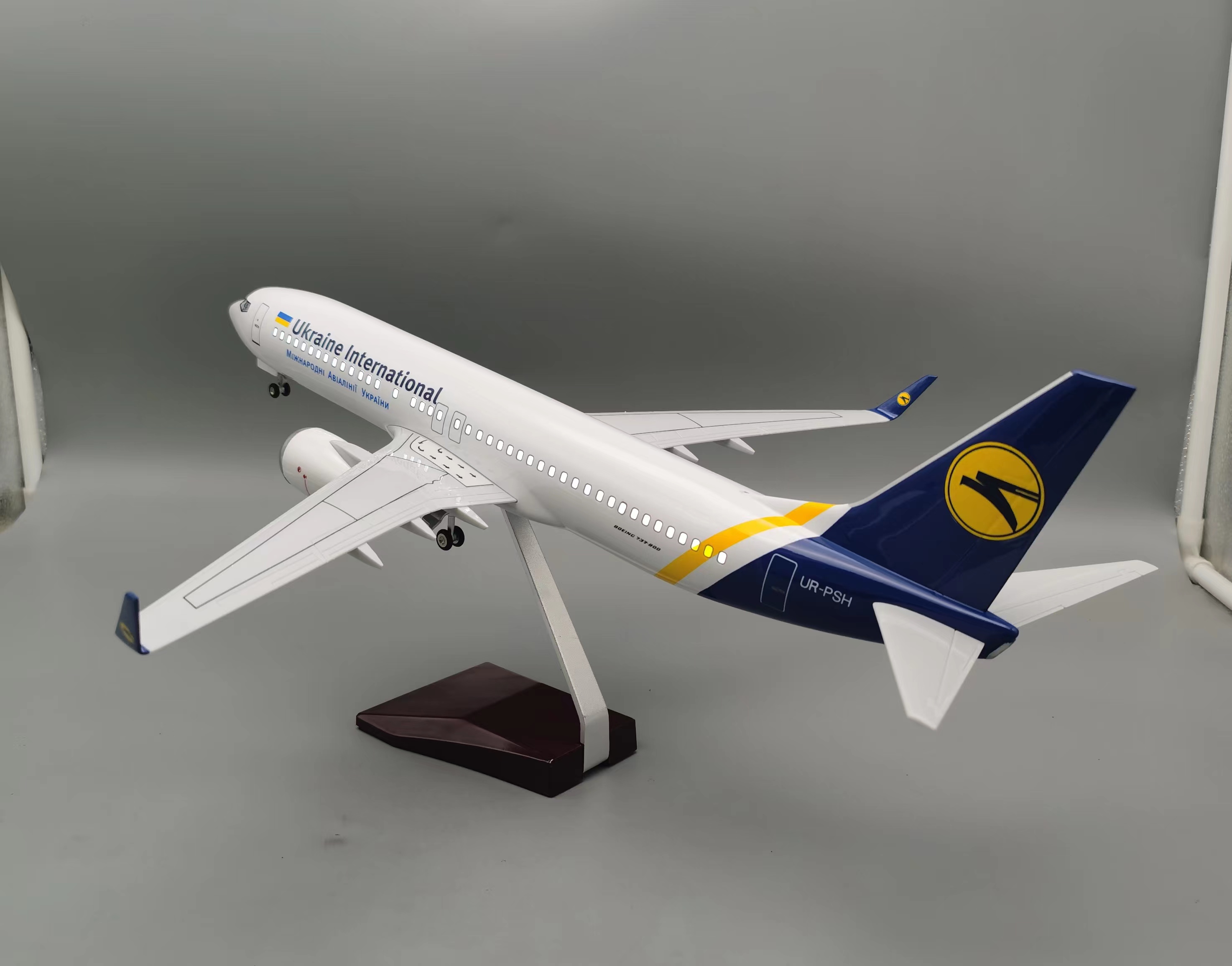 47cm Airplane Model B737-800 U - огляд і ціна Model Kit Ukraine
