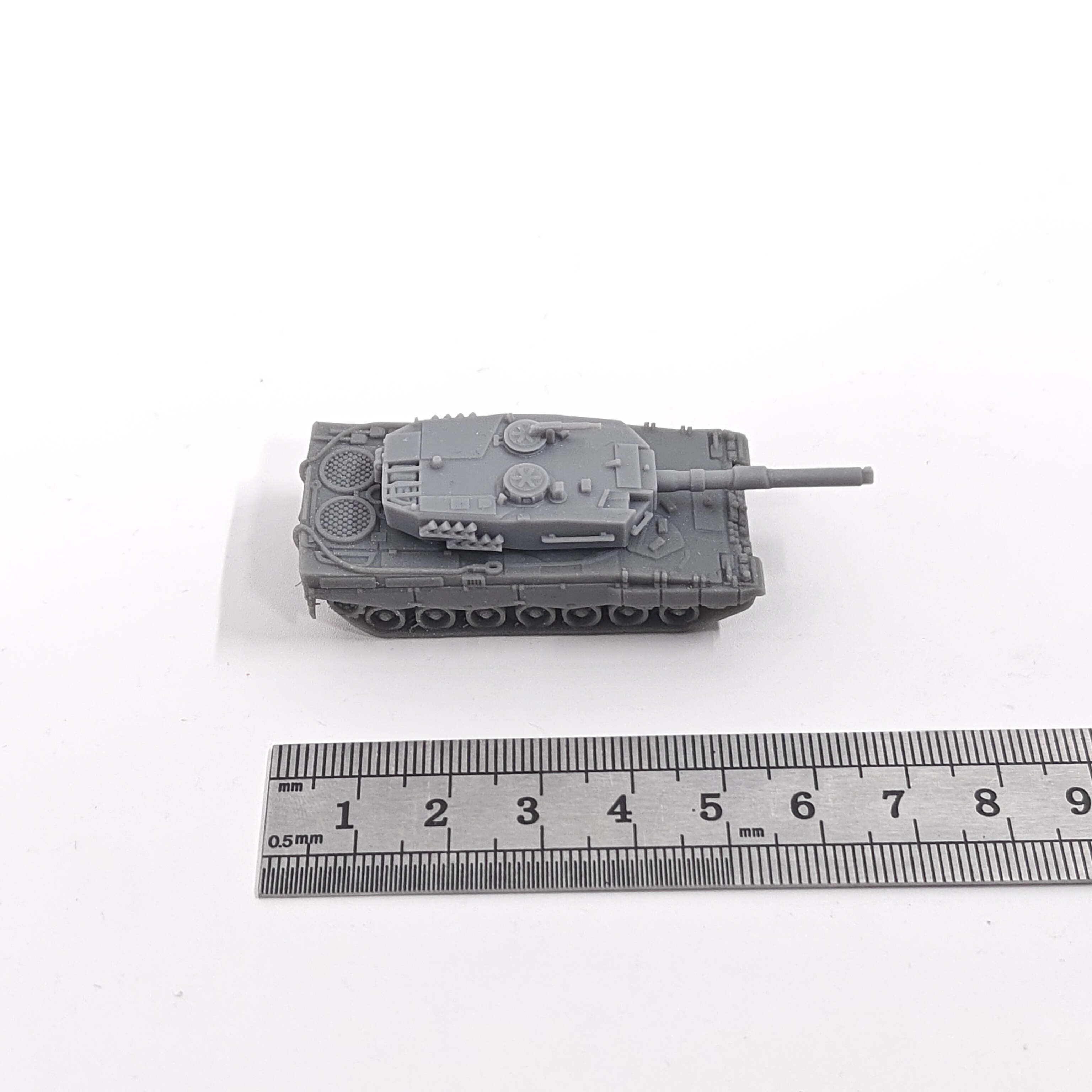 1/144 Scale Leopard 2 Main Bat - огляд і ціна Model Kit Battleship